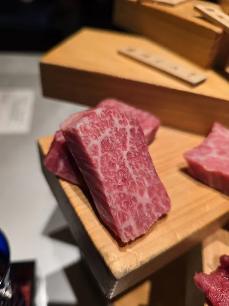 Wołowina Wagyu najwyższej klasy  A5  w lokalu "Specialty Cow Restaurant Itamae Yakiniku Ichigyu Kobe Sannomiya Branch" w Kobe