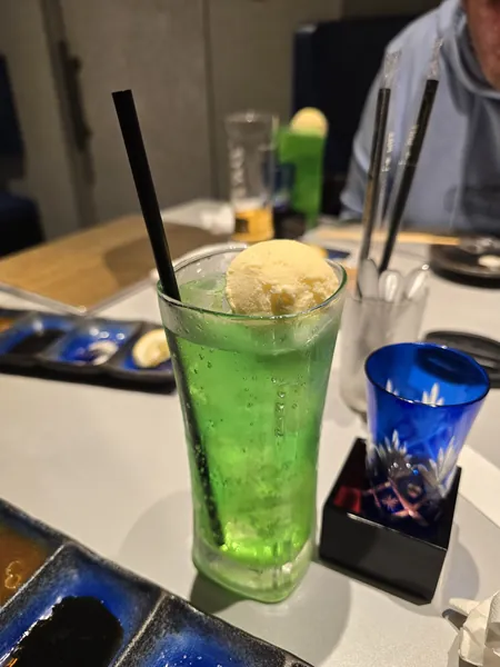 クリームソーダ (kurīmu sōda) - Popularny deser w postaci (najczęściej) melonowej oranżady z gałką lodów waniliowych.