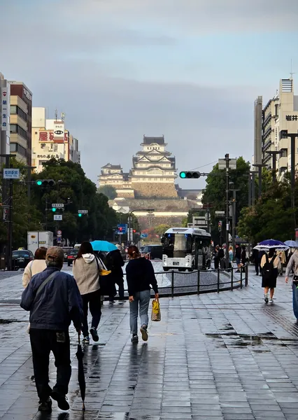 Widok sprzed stacji kolejowej w mieście Himeji