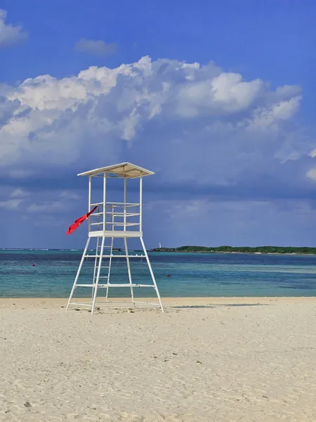 Wieża ratownicza na plaży Emerald Beach (エメラルドビーチ) na Okinawie. Biały piasek i błękitne wody oceanu tworzą idealny, tropikalny krajobraz.