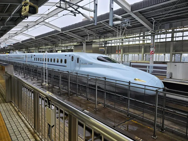 Shinkansen N700S w barwach JR West / JR Kyushu stojący na dworcu Shin-Osaka