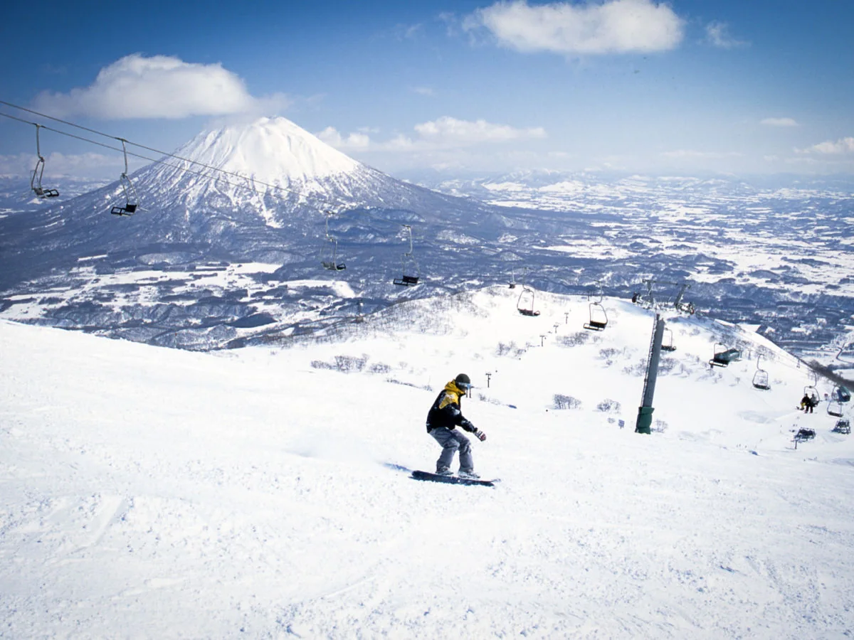 Ośnieżony krajobraz Hokkaido z gorącym źródłem